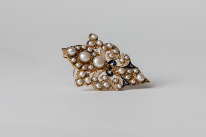 Broche de latón bañado en oro de 24k, con perlas de agua dulce y esmalte.