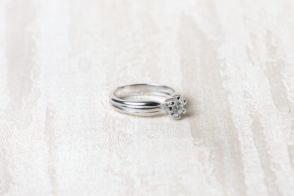 Anillo de pedida en plata con un solitario de circonita