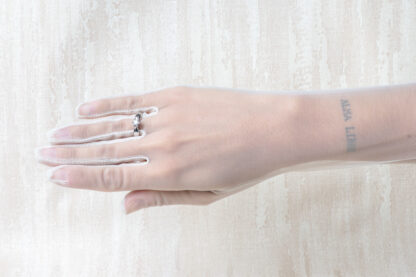Anillo de pedida en plata con un solitario de circonita