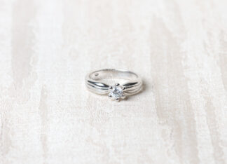Anillo de pedida en plata con un solitario de circonita