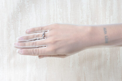 Anillo de pedida de plata y circonitas