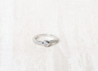 Anillo de pedida de plata y circonitas