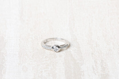 Anillo de pedida de plata y circonitas