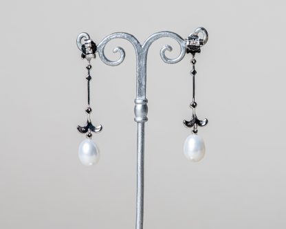 Pendientes Aprilla realizados a mano en plata con marcasitas y perlas de agua dulce