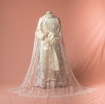 Velo antiguo de novia original de finales del Siglo XIX bordado a mano sobre tul de plumeti