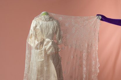 Velo antiguo de novia original de finales del Siglo XIX bordado a mano sobre tul de plumeti