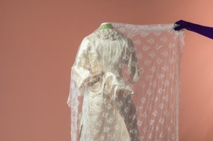 La mantilla de novia Sabina blanca está realizada a máquina bajo modelo original del Siglo XIX. Bordado con encaje de seda con motivos florales