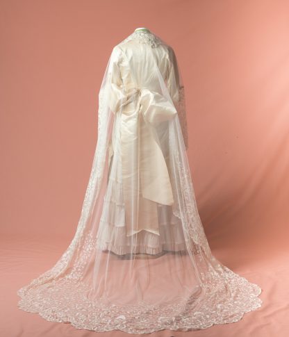 Velo bordado a mano de novia. Fully hand-embroidered lace wedding veil.