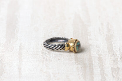 Anillo dorado con turquesa