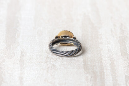 Anillo dorado con turquesa