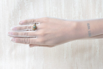 Anillo dorado con turquesa