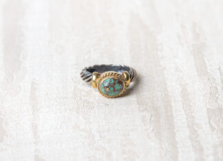 Anillo dorado con turquesa
