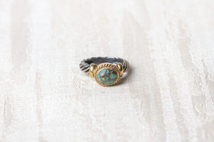 Anillo dorado con turquesa