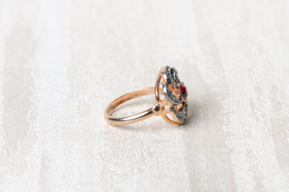 Anillo en plata dorada.