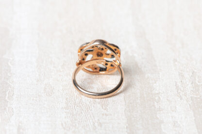 Anillo en plata dorada.