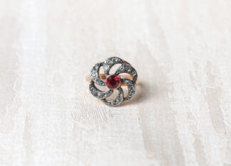 Anillo en plata dorada.