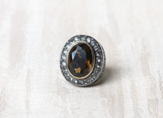 Anillo Taylor oscuro en plata con circonitas color ámbar