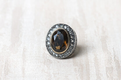 Anillo Taylor oscuro en plata con circonitas color ámbar