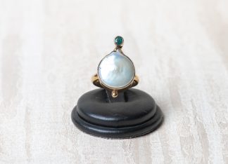 Anillo de plata dorada con una perla de agua dulce y una esmeralda