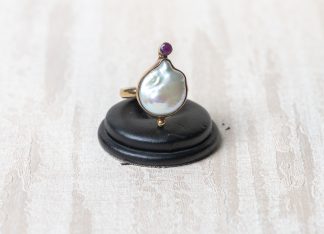 Anillo de plata dorada con una perla de agua dulce y un rubí