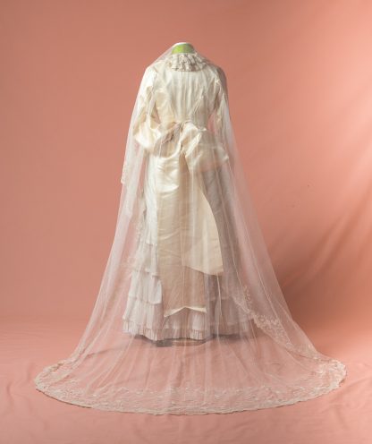 Velo de novia bordado a mano. Original antique lace wedding veil.