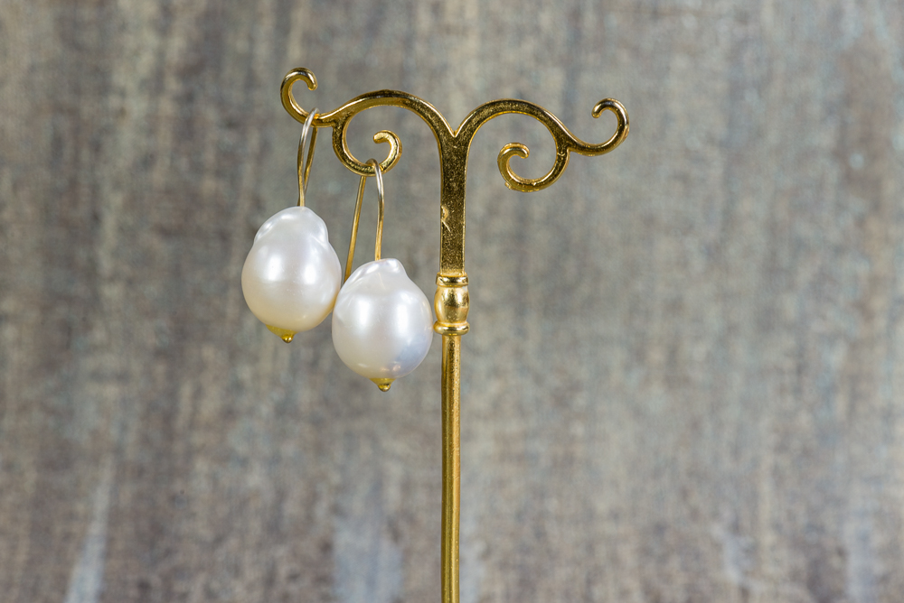 pendientes joven de la perla. Girl with a pearl earrings