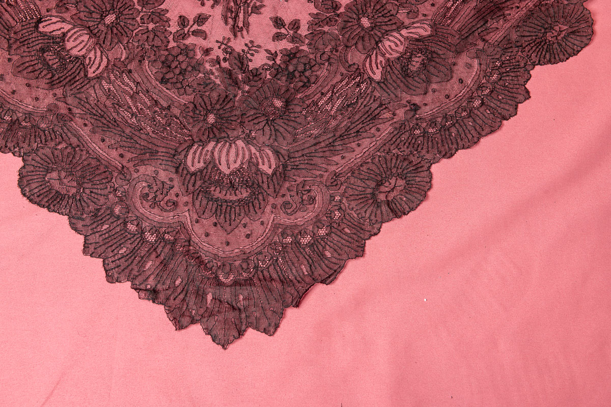 Antique Lace Mantilla Dina • López-Linares • Brussels Lace Mantilla