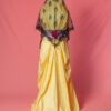 La mantilla corta triangular Fronds es una reproducción de una mantilla de chantilly con dibujo del Siglo XIX. Tiene forma de triángulo pequeño.