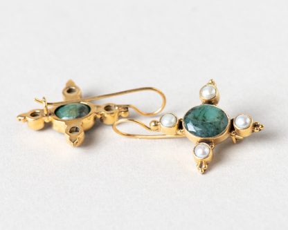 Pendientes en plata dorada con esmeralda y perlas