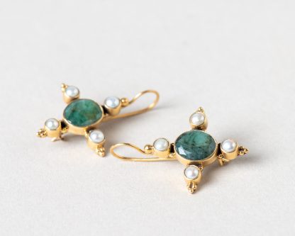 Pendientes en plata dorada con esmeralda y perlas