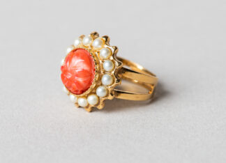 Anillo Adiel en plata dorada con perlas de agua dulce y coral tallado a mano