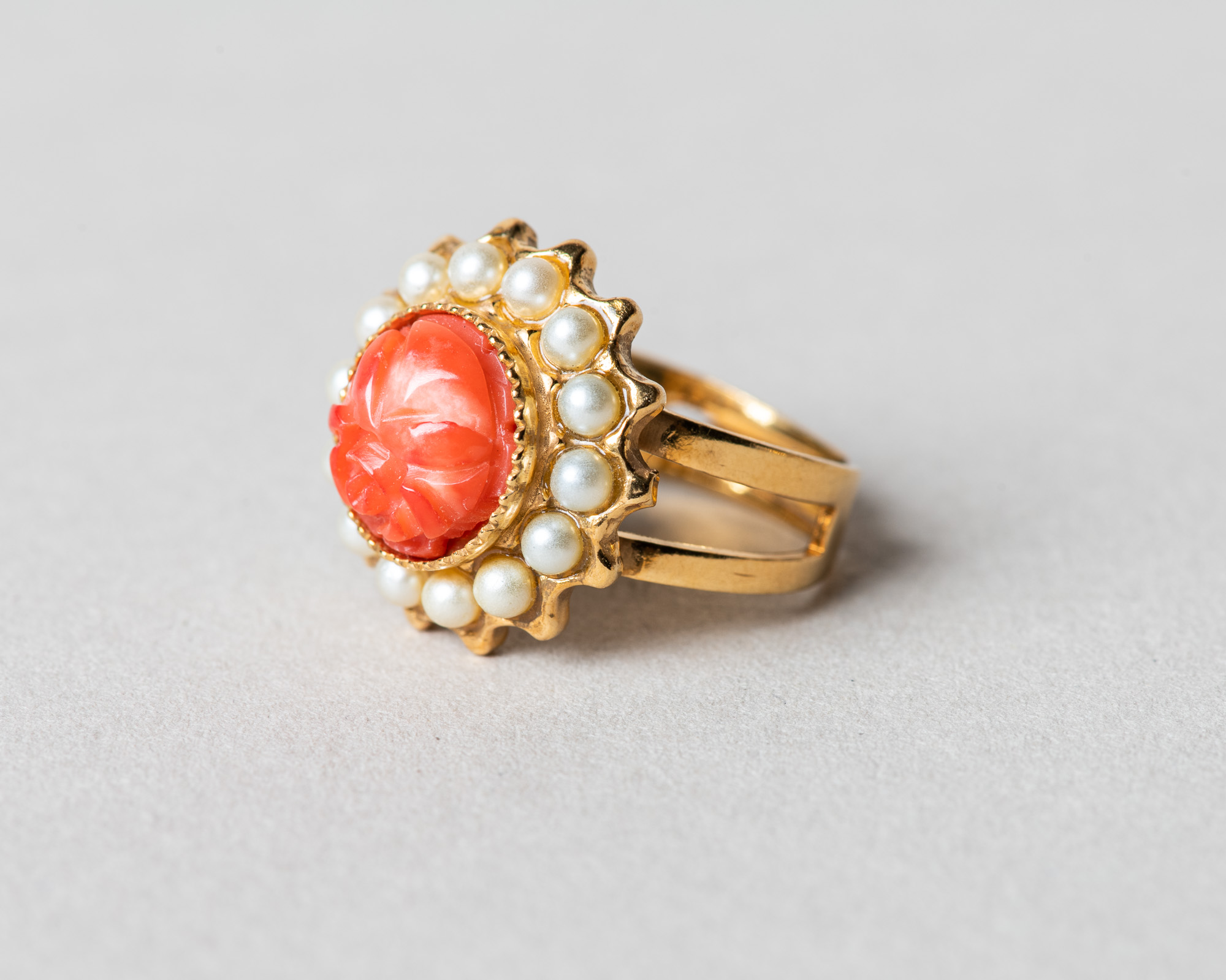 Anillo Adiel en plata dorada con perlas de agua dulce y coral tallado a mano