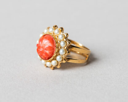 Anillo Adiel en plata dorada con perlas de agua dulce y coral tallado a mano