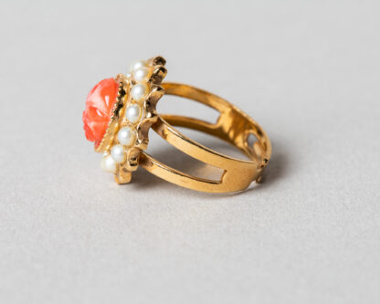 Anillo Adiel en plata dorada con perlas de agua dulce y coral tallado a mano