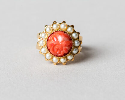 Anillo Adiel en plata dorada con perlas de agua dulce y coral tallado a mano