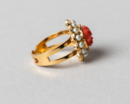 Anillo Adiel en plata dorada con perlas de agua dulce y coral tallado a mano