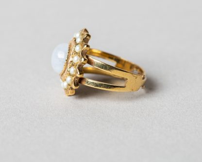 Anillo Adiel en plata dorada con perlas de agua dulce y piedra de la luna
