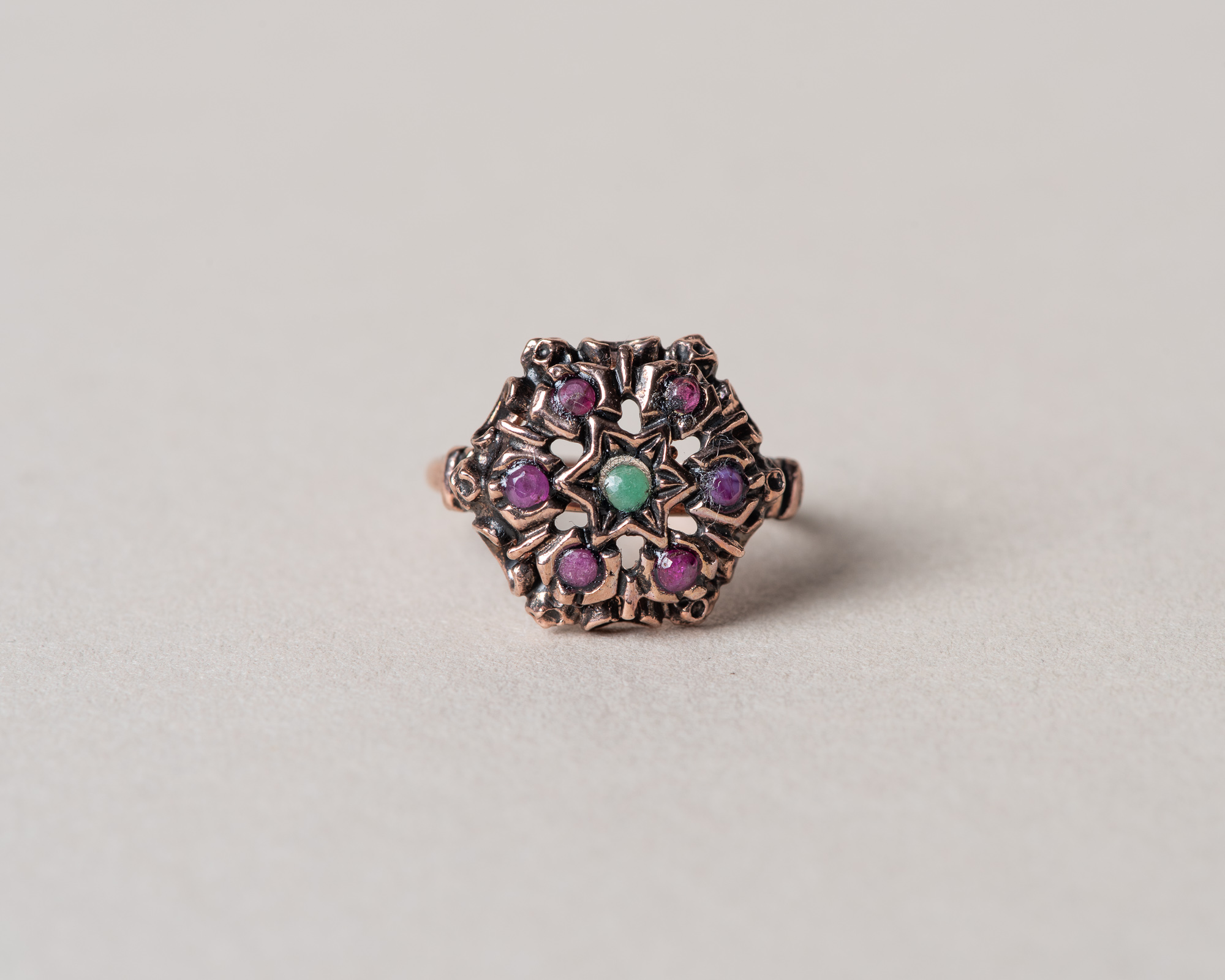 Anillo Claudia realizado en plata rosada con rubies y esmeralda. Reproduccion de un anillo Victoriano