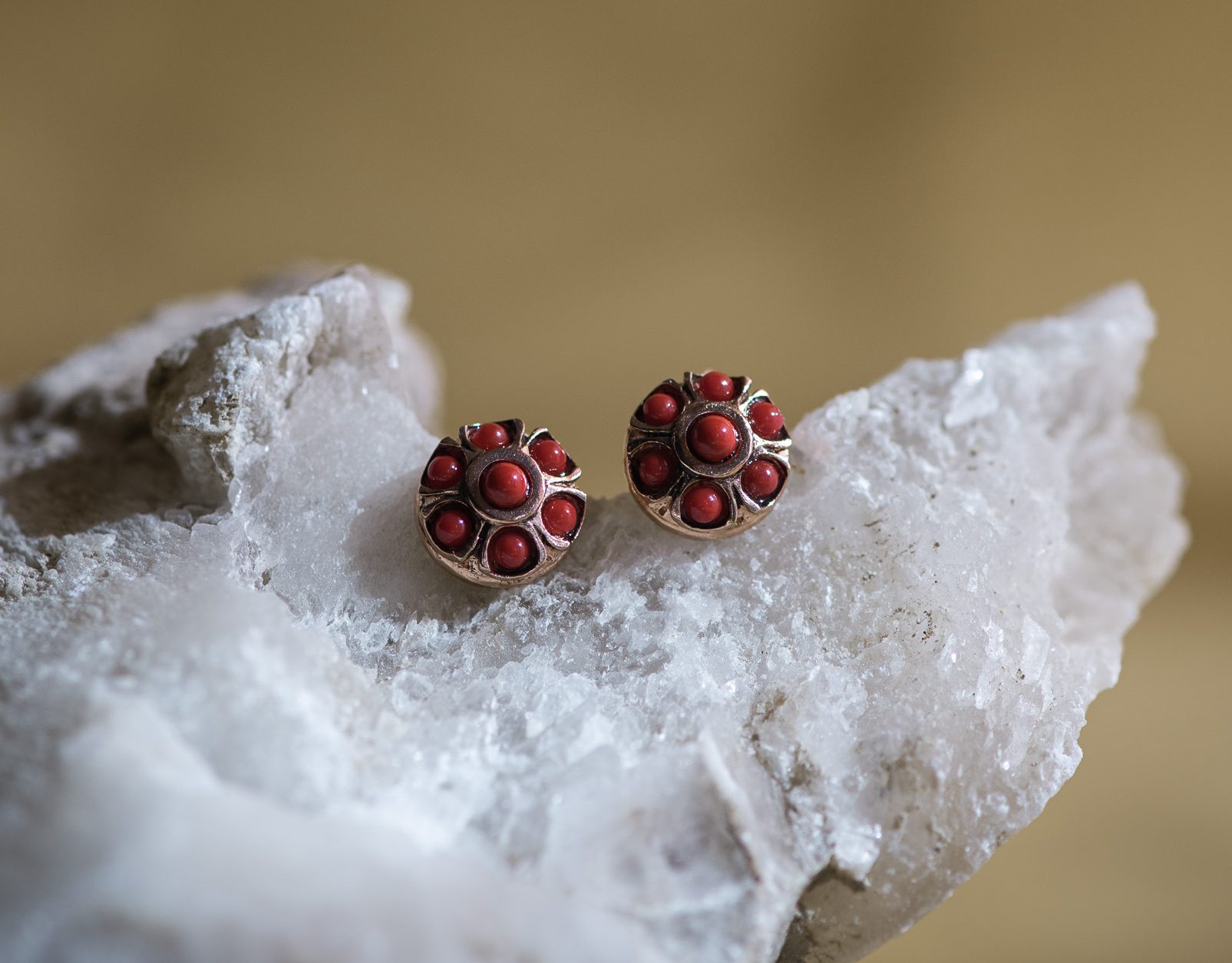 Pendientes Aplis coral. Realizados a mano son una reproduccion de una joya de la epoca Victoriana