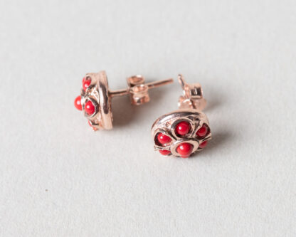 Pendientes Aplis coral. Realizados a mano son una reproduccion de una joya de la epoca Victoriana