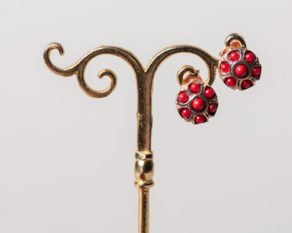 Pendientes Aplis coral. Realizados a mano son una reproduccion de una joya de la epoca Victoriana
