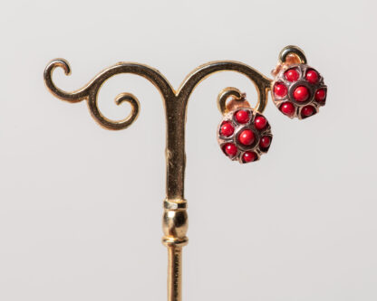 Pendientes Aplis coral. Realizados a mano son una reproduccion de una joya de la epoca Victoriana