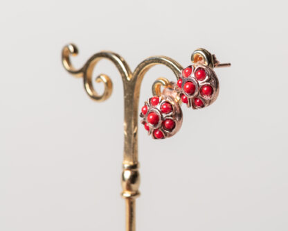 Pendientes Aplis coral. Realizados a mano son una reproduccion de una joya de la epoca Victoriana