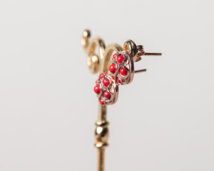 Pendientes Aplis coral. Realizados a mano son una reproduccion de una joya de la epoca Victoriana