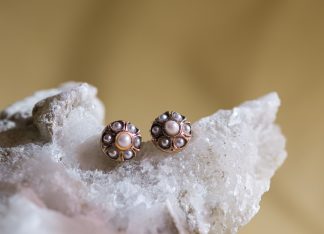 Pendientes Aplis perla. Realizados a mano son una reproduccion de una joya de la epoca Victoriana