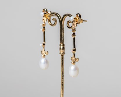Pendientes Aprilla Dorados realizados a mano en plata dorada con marcasitas y perlas de agua dulce