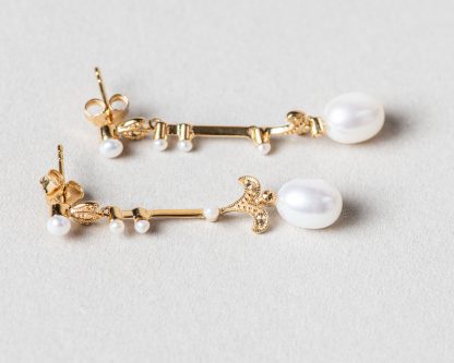 Pendientes Aprilla Dorados realizados a mano en plata dorada con marcasitas y perlas de agua dulce