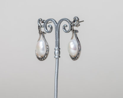 Pendientes Marsella realizados a mano en plata con marcasitas y perla de agua dulce.