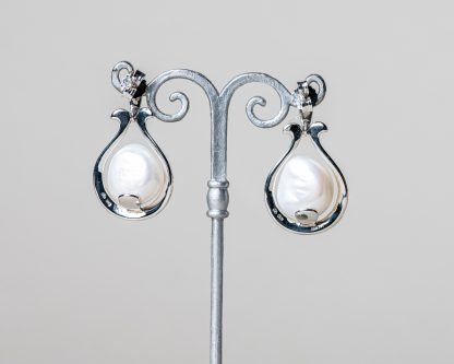 Pendientes Marsella realizados a mano en plata con marcasitas y perla de agua dulce.