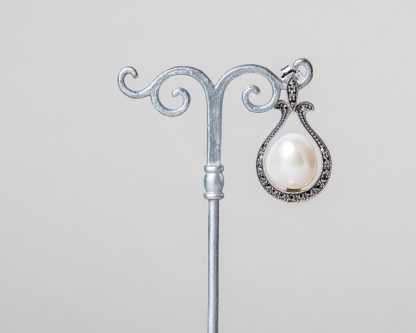 Pendientes realizados a mano en plata con marcasitas y perla de agua dulce.